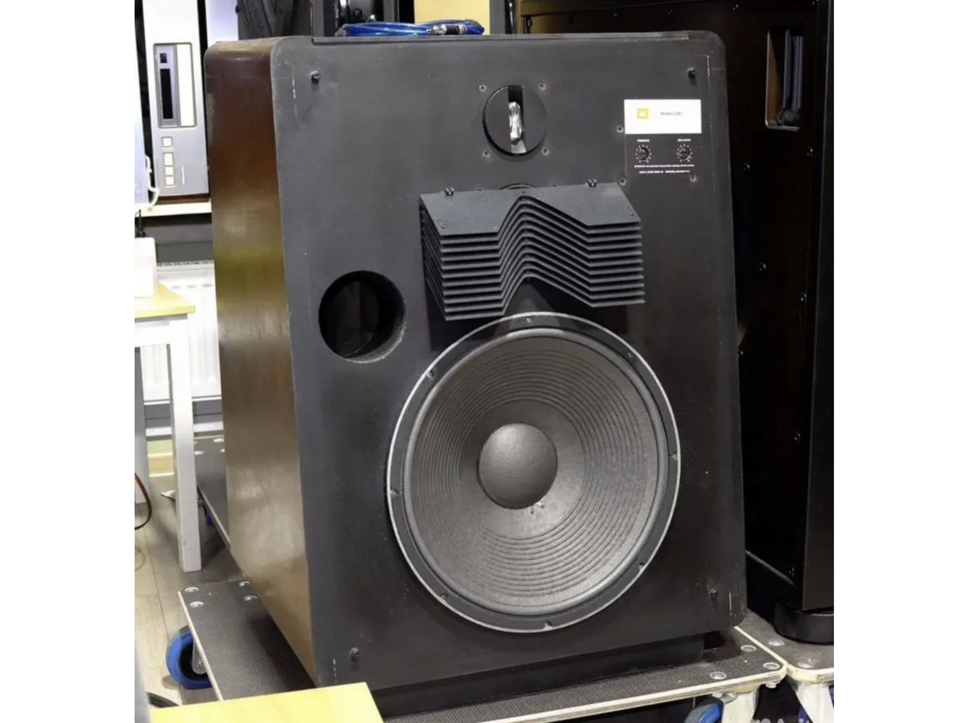 JBL L300